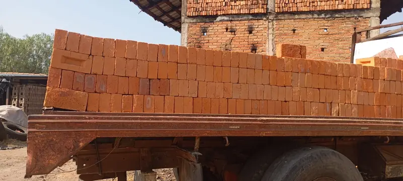 Camión cargado con millares de tabique rojo para entrega