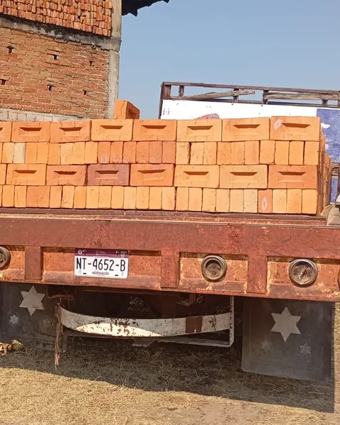 Camión cargado con tabique rojo listo para entrega