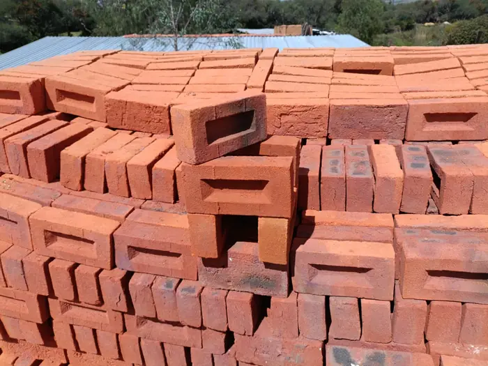 Tabique rojo recién cocido en la planta de Linaje Reyes