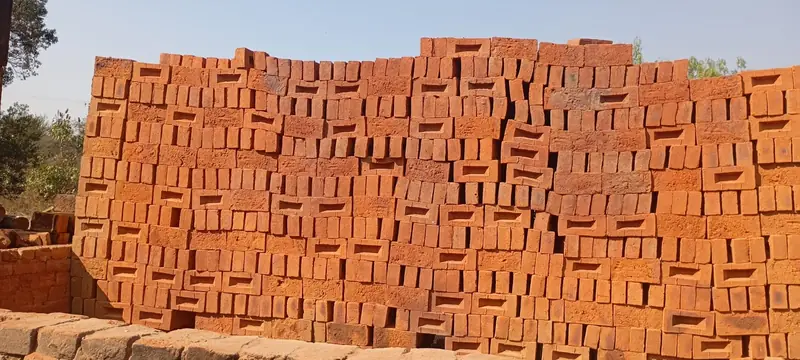 Millares de tabique apilados en el patio