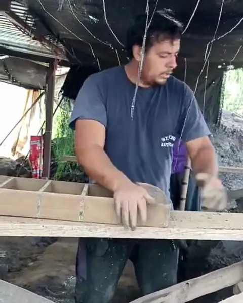 Productor moldeando tabique a mano en la planta de Indaparapeo