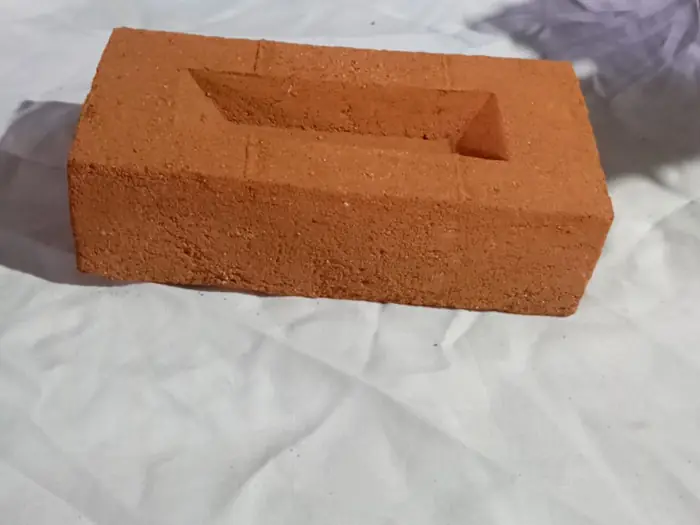 Pieza de tabique rojo artesanal de 6 por 12 por 24 centímetros